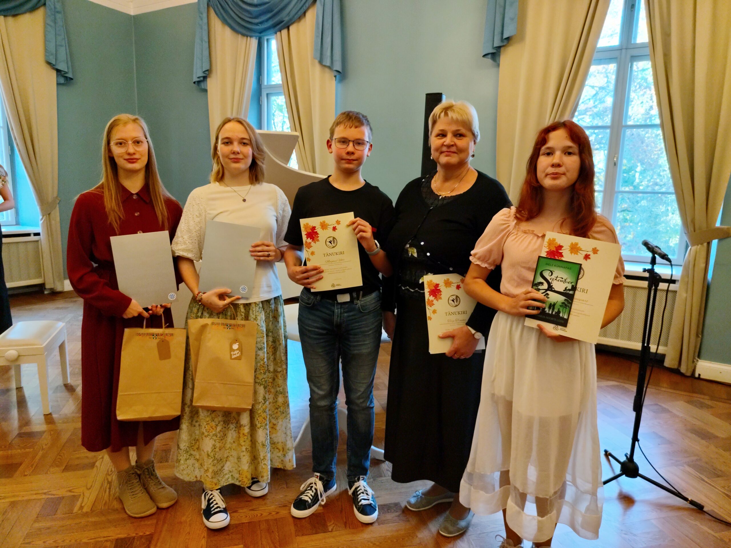 Tohvelmani õpilaspreemiate jagamine Tohvelmani õpilaspreemiate jagamine